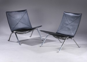 Poul Kjrholm. A pair of PK-22 lounge chairs, black leather (2) (EUR 4,027)