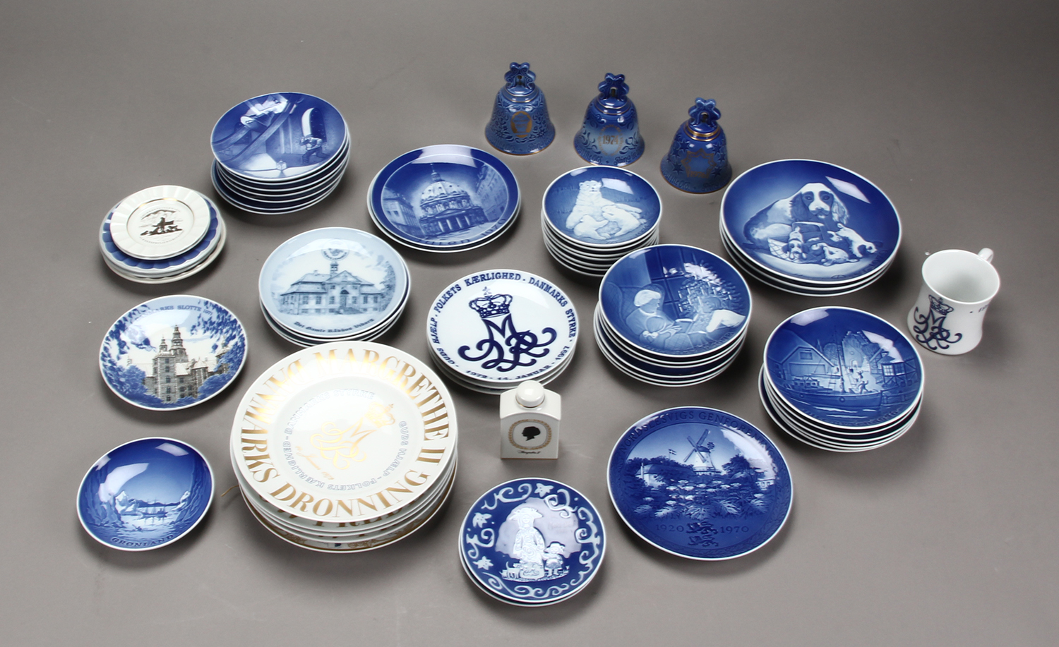 Royal Copenhagen / Bing & Grøndahl M.fl. En Samling Platter Og ...