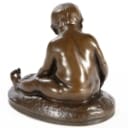 Hans N. Jørgensen. Siddende dreng. Skulptur af patineret bronze. (cd)