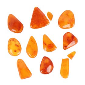 A collection of amber pieces, 182 g. (10)