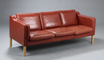 Stouby. Tre-pers. sofa, betrukket med læder, model Eva.
