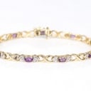 Armbånd af 8 kt. guld med ametyster og diamanter. Længde: 18 cm.