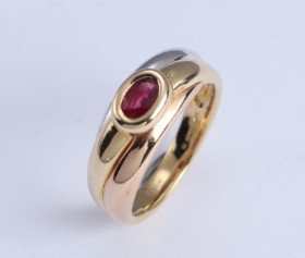 Ruby ring in 18 kt. tricolor gold