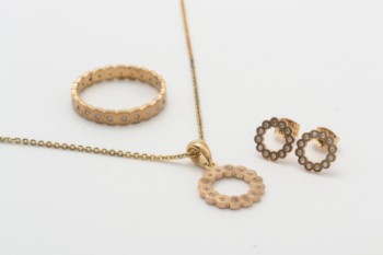 Smykkesæt, ring, ørestikker og vedhæng af 8 kt. guld, dertil en kæde af forgyldt sterling sølv