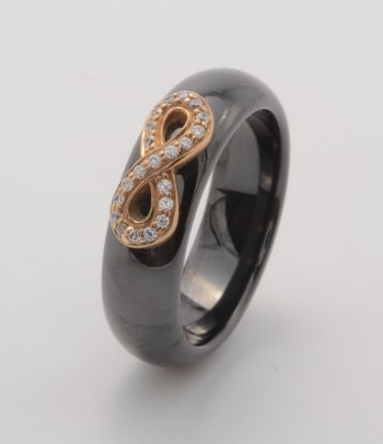 Ring af 8 kt. guld, med sort keramik og cubic zirkonia, str. 58