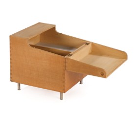 Hans J. Wegner. Barskab af egetræ, model AT 34