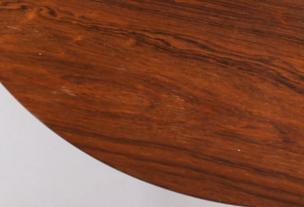 Arne Jacobsen. Cirkulært sofabord med plade af fineret palisander, Ø. 110 cm
