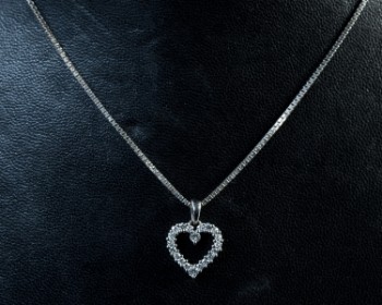 Sixtus Thomsen:Diamant hjerte af 14 kt hvidguld, 0.50 ct med kæde. (2)