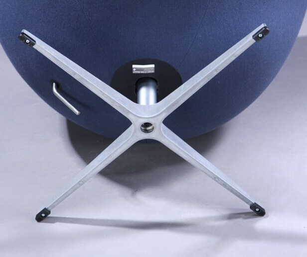 Arne Jacobsen. Ægget. Lænestol samt skammel, model 3316 og 3127 (2) Denne vare er sat til omsalg under nyt varenummer 5584754