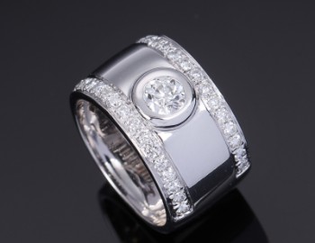 Moderne bred ring af 18 kt. hvidguld med old-cut diamant og mindre brillantslebne diamanter, i alt ca. 1.15 ct