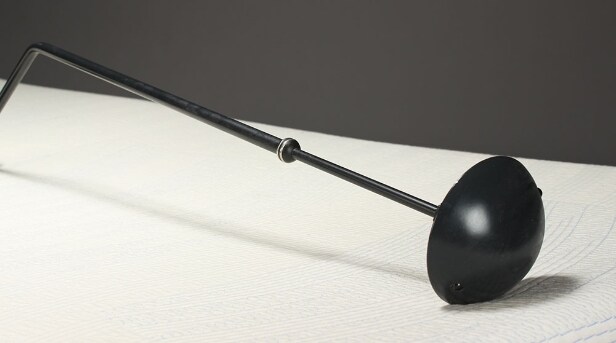 Auping, elevationsseng, sidebord samt lampe