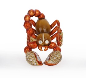 Scorpion-shaped diamond ring of 18 kt. gold with tiger's eye