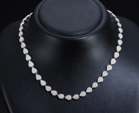 English diamond necklace of 18 kt. white gold, total approx. 4.42 ct. H/VS. London 1999