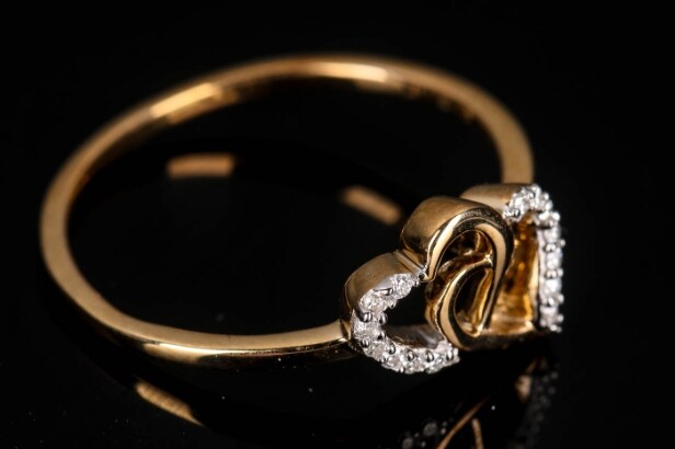 Diamonds by Frisenholm. Heart ring of 9 kt gold