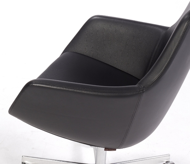 Arne Jacobsen. Kontorstol i sort læder, model 3211 'Lille Giraf'