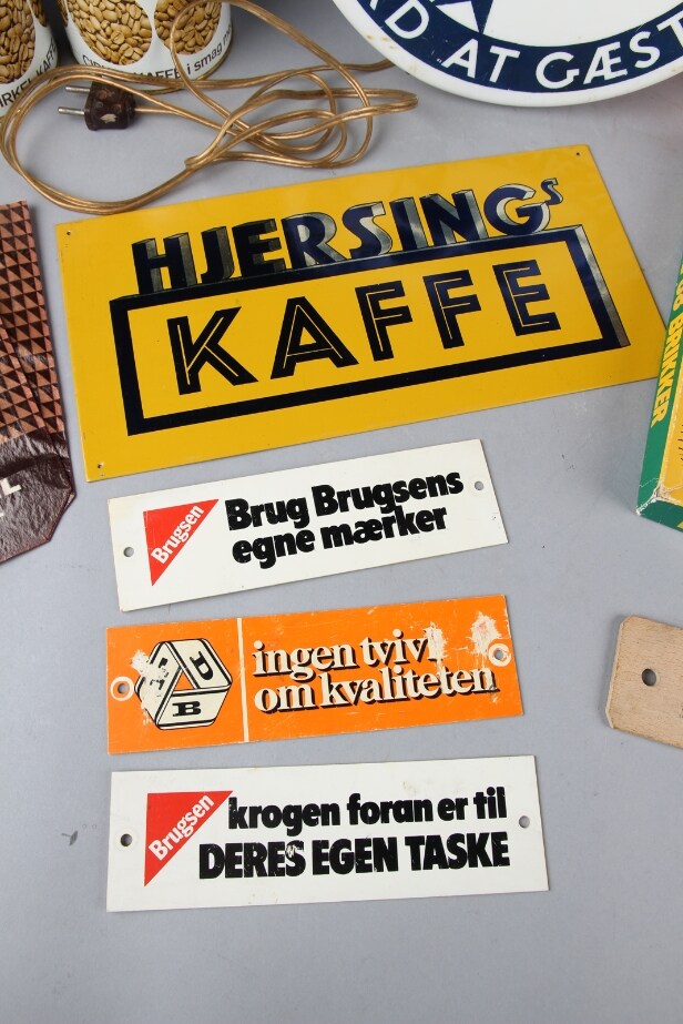 Samling FDB og Cirkelkaffe skilte og memorabilia