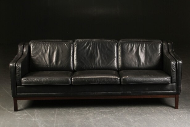 Tre-personers sofa af sort læder.