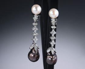 A pair of cultured pearl and brilliant-cut earrings of 14 kt. white gold, total approx. 0.93 ct. (2)