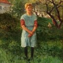 Wilhelm Otto Peters, norsk maler. Ung pige på en græsskråning med hus og børn, der leger skjul, i baggrunden. Olie på lærred.