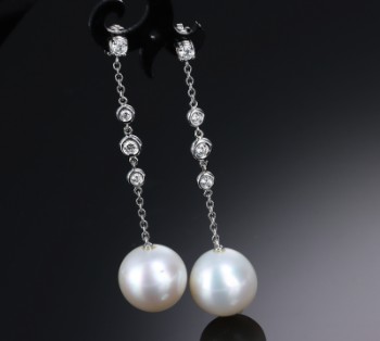 Et par South Sea perle- og diamantørelokker af 18 kt. hvidguld (2)