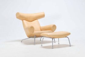 Hans J. Wegner: Armchair, model EJ100 'Oxchair' with matching stool. (2)