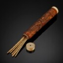 Cylindrisk etui af udskåret bambus med elfenbens montering, Kina 1700-1800 tallet