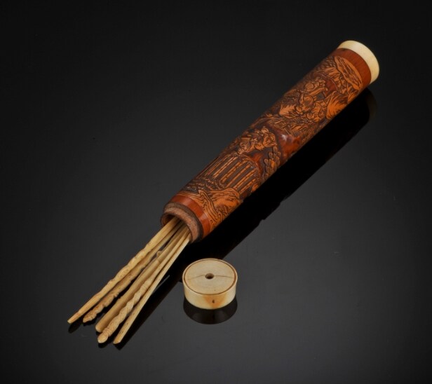 Cylindrisk etui af udskåret bambus med elfenbens montering, Kina 1700-1800 tallet