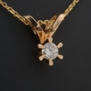 Solitaire brillantvedhæng med brillant på ca. 0.18 ct.  af 14 kt. guld, dertil en kæde af forgyldt sterling sølv