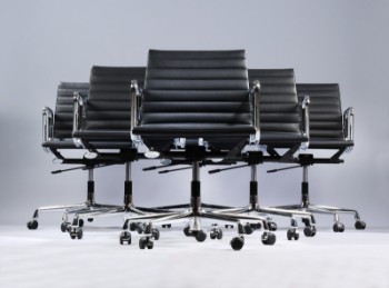 Charles Eames. Et sæt på seks kontorstole i sort læder, model EA-117. (6)