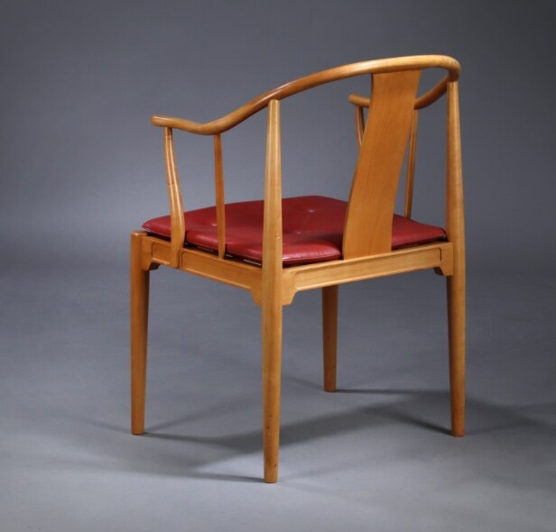 Hans J. Wegner. 'Den kinesiske stol' / 'Kinastolen'. Armstol af massiv lys kirsebær