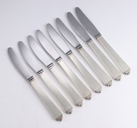 Georg Jensen, 'Pyramid', dinner knives with sterling silver handles (8)