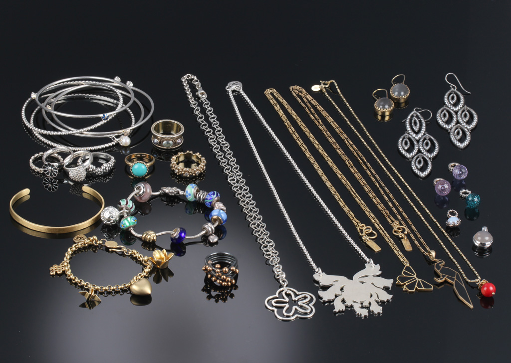 Carré, Spinning, Luxe, mfl. Samling moderne smykker af sølv og forgyldt sølv. (30) | Lauritz.com