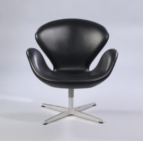 Arne Jacobsen. Lænestol 'Svanen', model 3320, sort læder