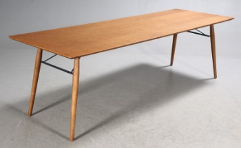 Dansk møbelproducent. Langbord / spisebord, egetræ