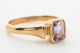 Ring med smaragdsleben ametyst, 8 kt. guld, str. 52