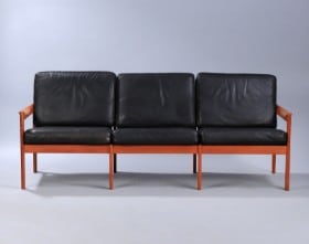 Illum Wikkelsø. Trepers sofa i teak, model 20, sort læder.