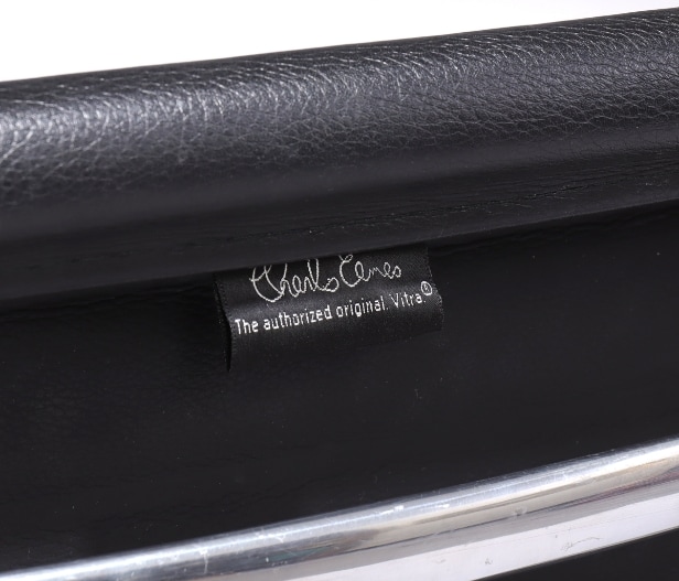 Charles Eames. Kontorstol i sort læder, model EA-117 'full leather'