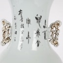 Stor kinesisk bordlampe af porcelæn dekoreret med figurer i landskab og skrifttegn