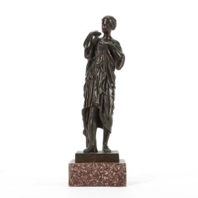 Figur af patineret bronze i form af en ung kvinde i klassiske gevandter, 1800-tallet