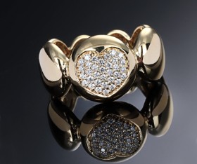 Modern diamond ring of 18 kt. gold with heart-shaped front, total approx. 0.30 ct