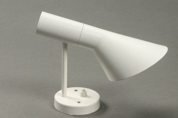Arne Jacobsen for Louis Poulsen. AJ væglampe