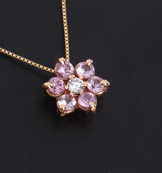 Lille blomstervedhæng i rødguld med pink safirer og diamant, i kæde af 18 kt. guld (2)