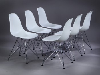 Charles Eames. Et sæt på seks stole, model DSR, hvid polypropylen (6)