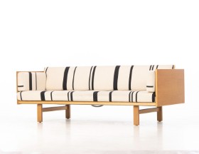 Hans J. Wegner. Daybed / briks, model GE259, egetræ og savak