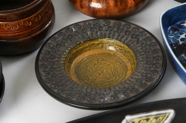 Large collection primarily Danish ceramics including Gerd Bøgelund (24)