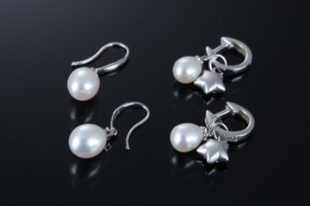 To par øreringe af hvidguld med perler og vedhæng. (2)