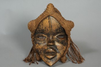 Afrikansk dansemaske udskåret i træ, monteret med tekstiler. Dan stil, tidligere hidrørerende Prins Henriks samling