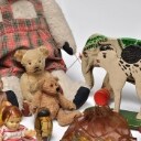 Samling ældre legetøj, bamser, dukker, små figurer mm.