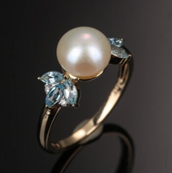 Diamonds By Frisenholm. Ring af 9 kt. guld med topaz, ferskvandsperle samt brillanter. str. 54