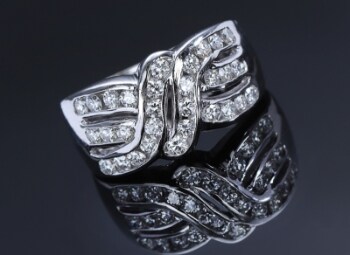 Brillantring af 18 kt. hvidguld, i alt ca. 0.90 ct.